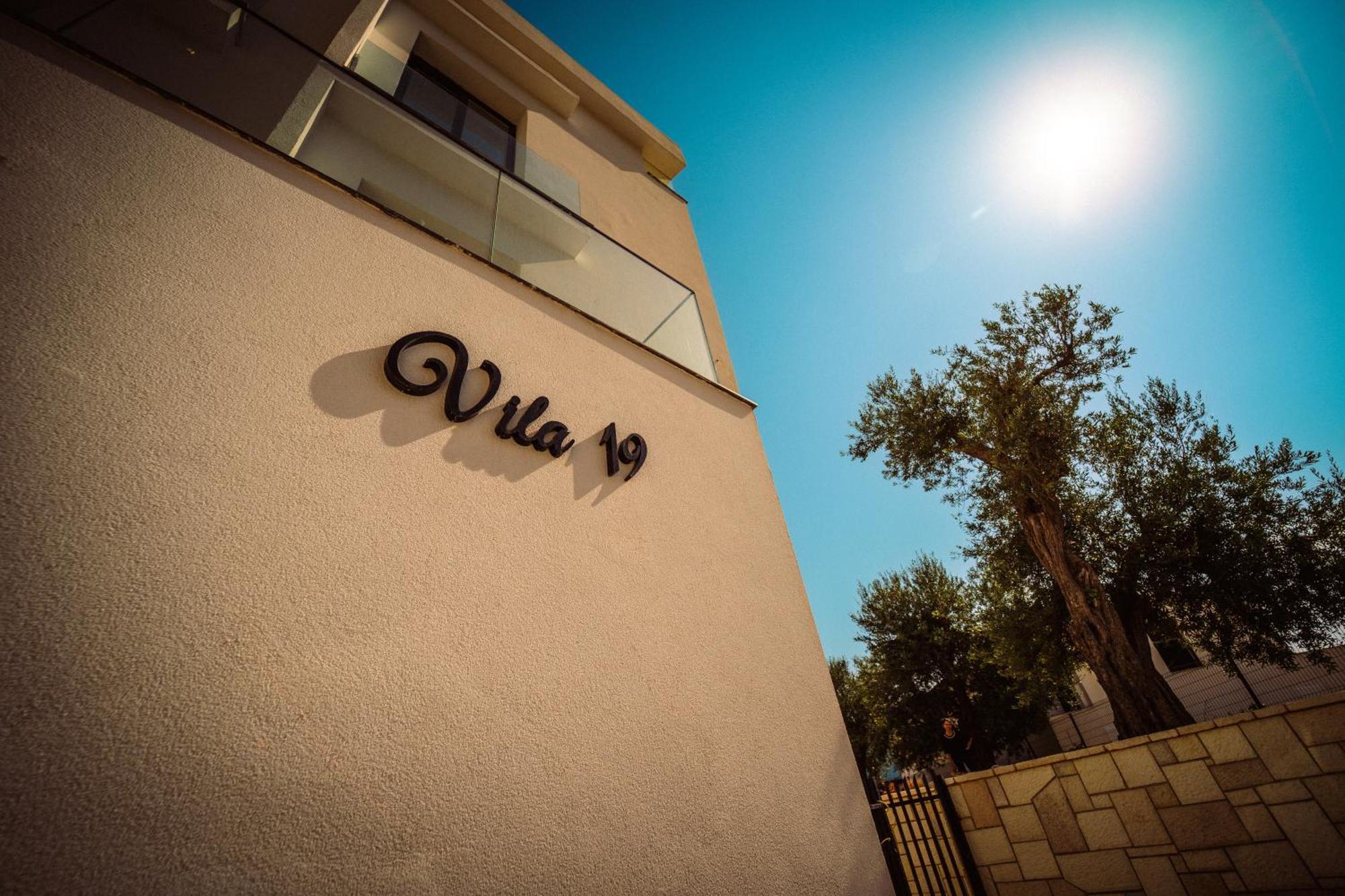 Hotel Vila 19 Dhërmi Exteriör bild